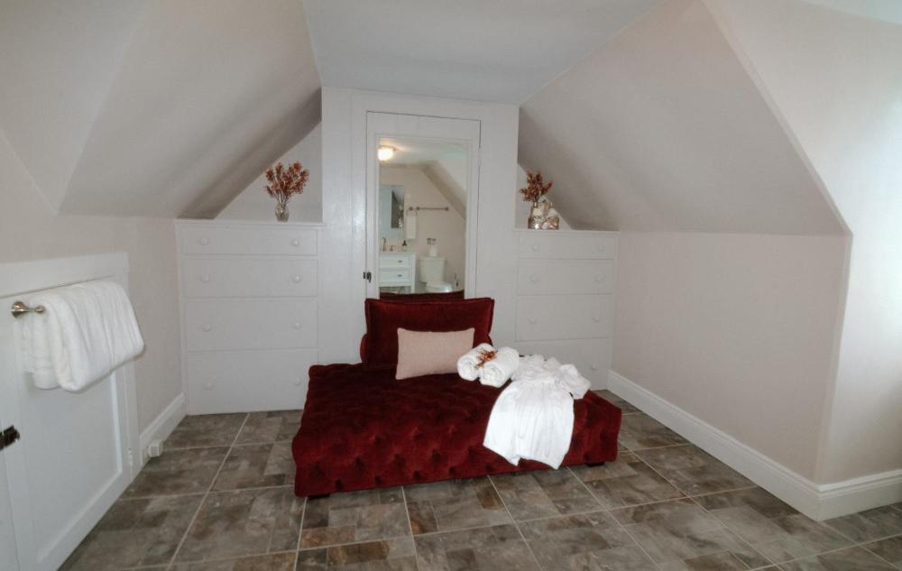 Deluxe Double Room with Shower interior